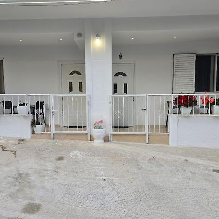 Aila Apartment Sarandë Esterno foto