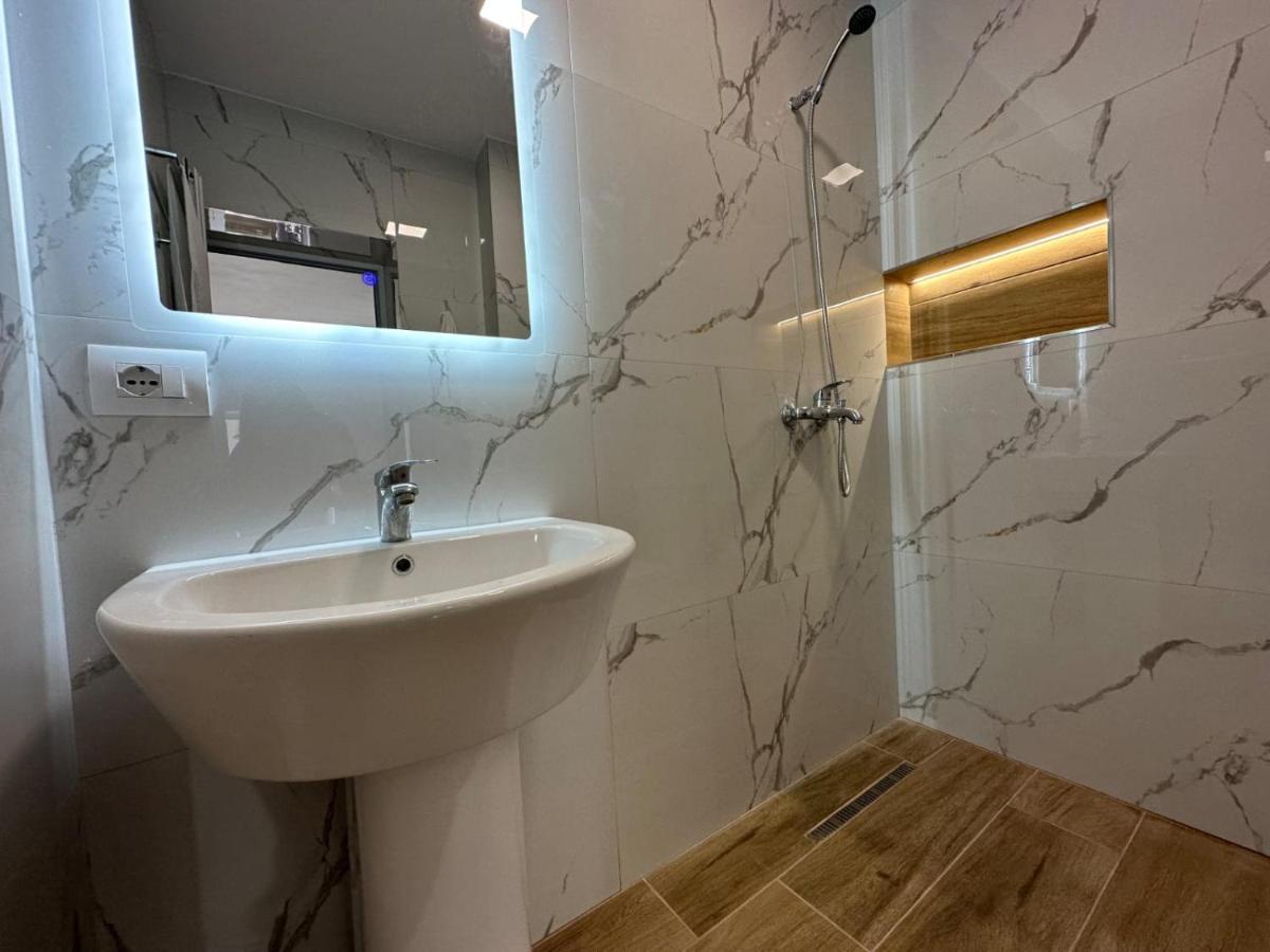 Aila Apartment Sarandë Esterno foto
