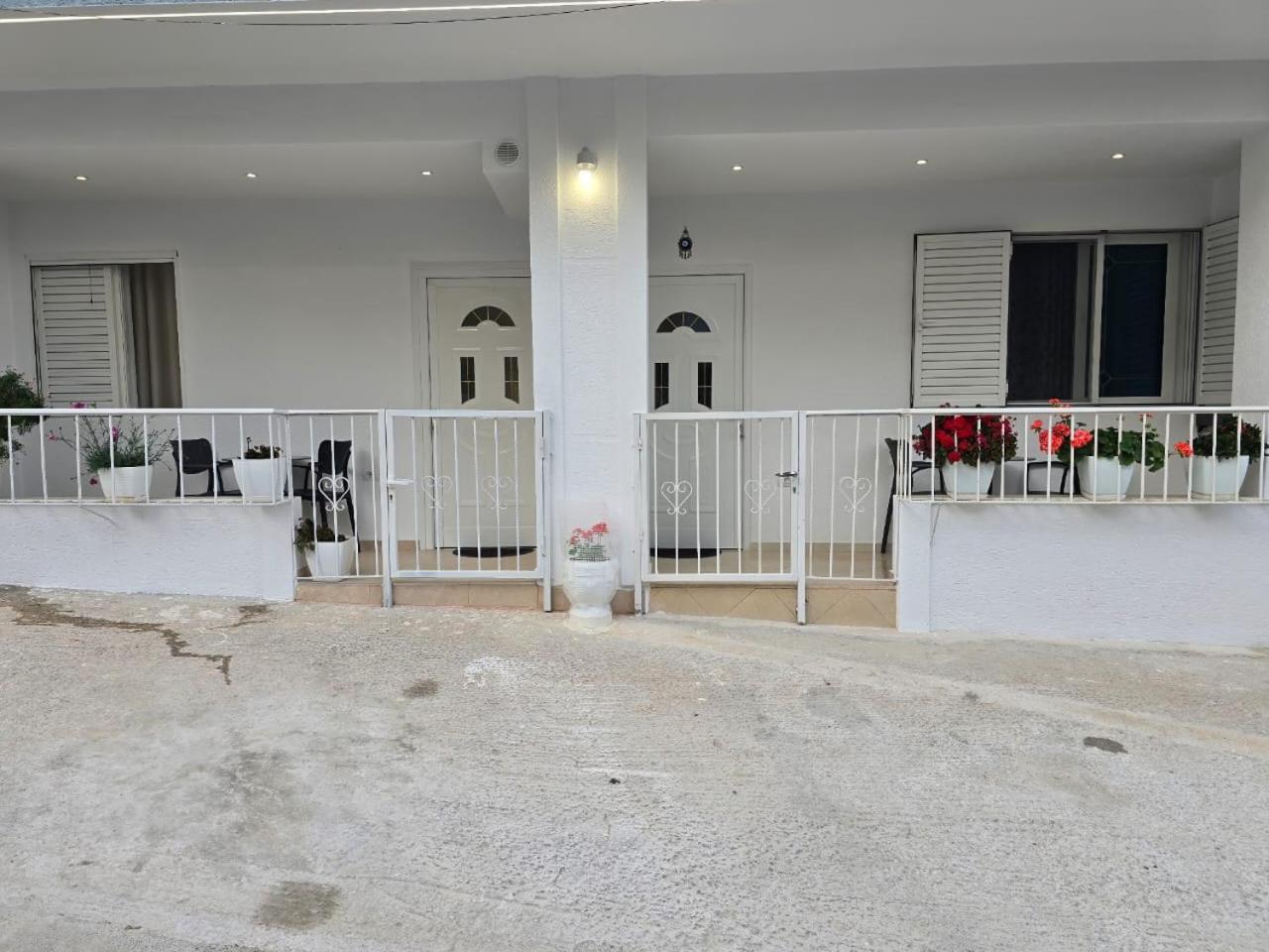 Aila Apartment Sarandë Esterno foto