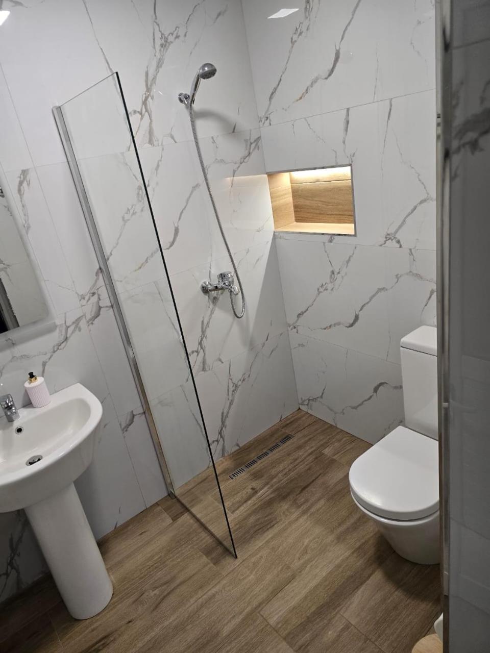 Aila Apartment Sarandë Esterno foto
