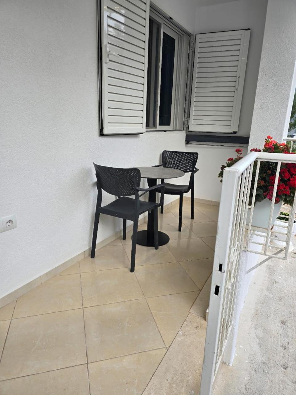 Aila Apartment Sarandë Esterno foto