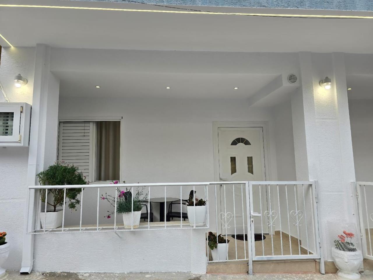 Aila Apartment Sarandë Esterno foto