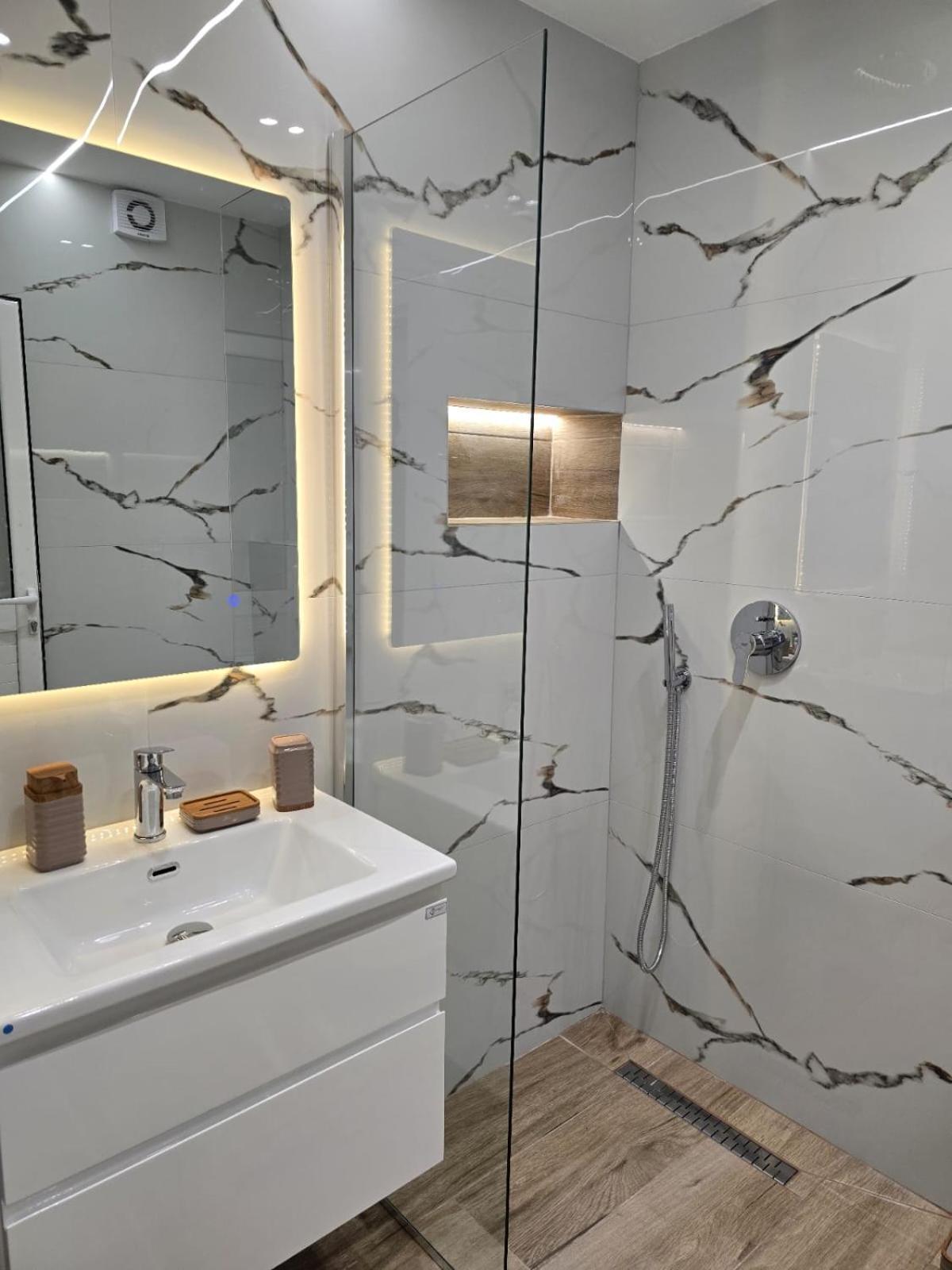 Aila Apartment Sarandë Esterno foto