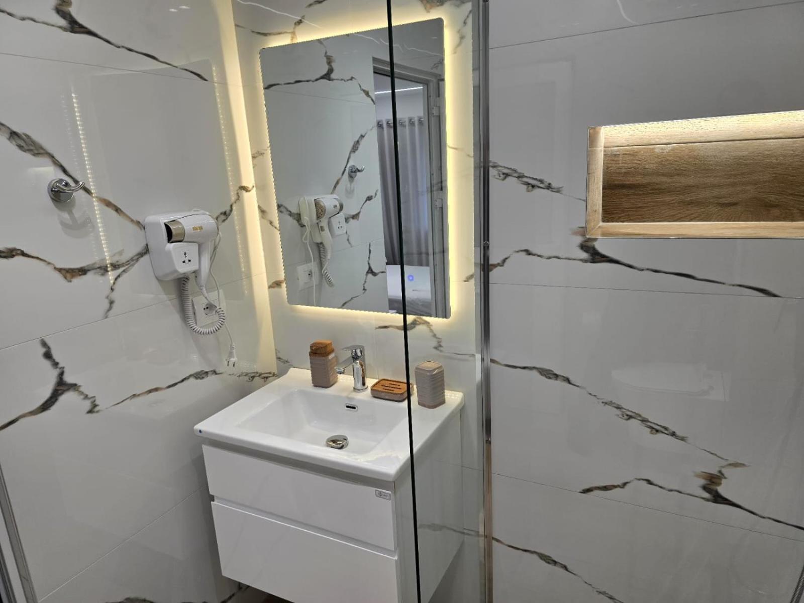 Aila Apartment Sarandë Esterno foto