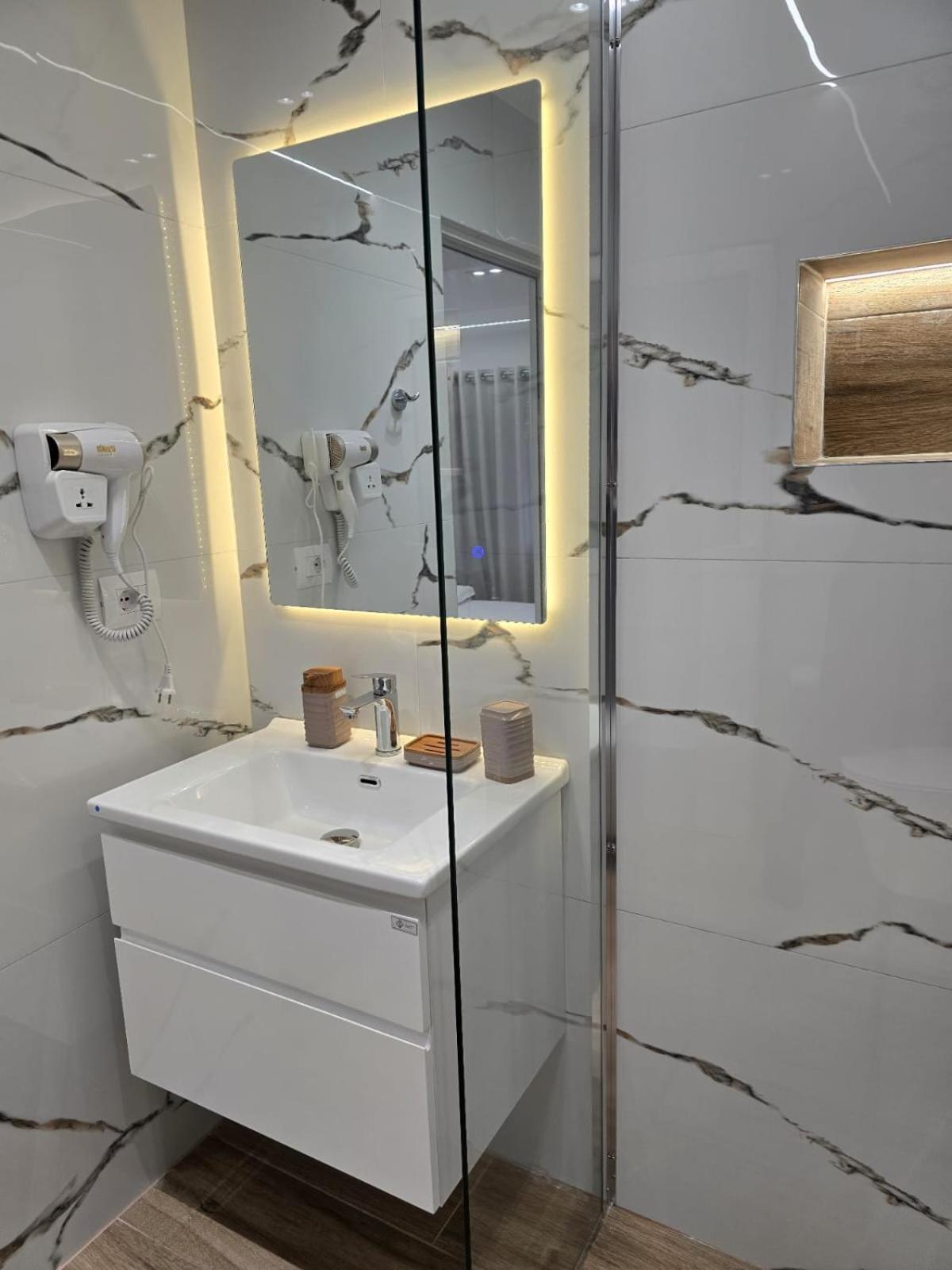 Aila Apartment Sarandë Esterno foto