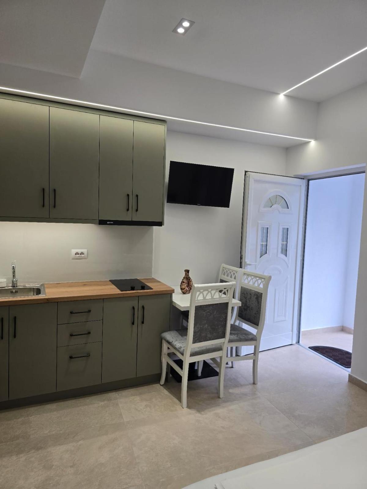 Aila Apartment Sarandë Esterno foto