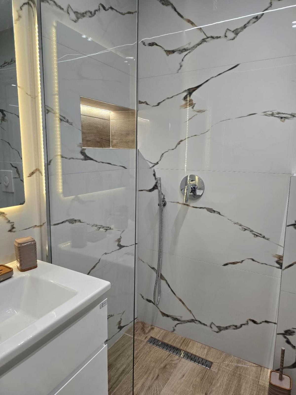 Aila Apartment Sarandë Esterno foto